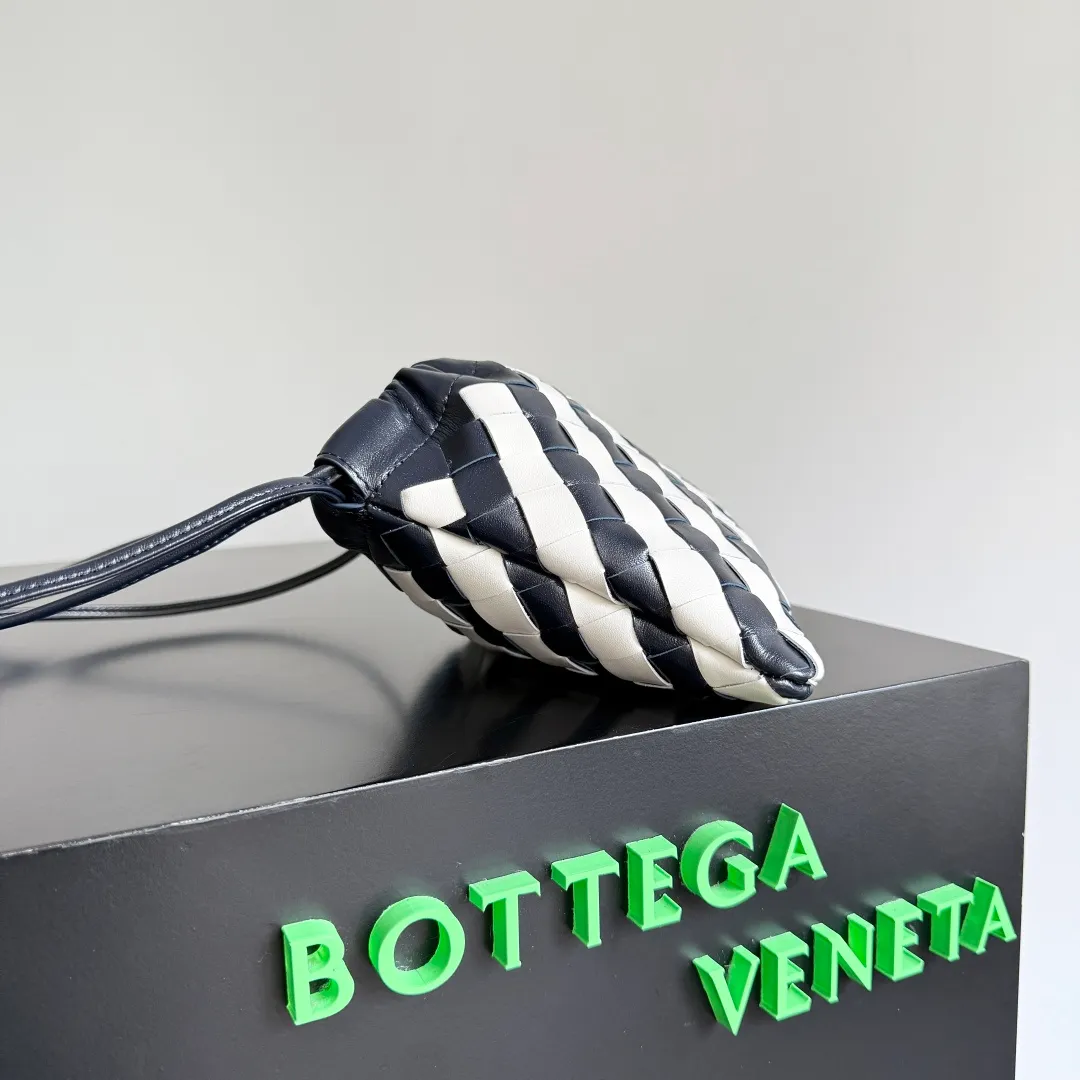 Batch 1360 BOTTEGA VENETA DUSTBAG mini size is officially launched📣📣. It still continues the classic weaving process. The lazy and casual feeling presented by the drawstring pockets is not too suitable for summer. The small back is light and convenient. It is enough to bring lipstick and tissues when going out every day. It is not easy to make mistakes with any clothes. The shoulder strap has a buckle and pull-out design, which can be adjusted to unlock multiple carrying methods. Style number: 816987 Size: 21*16.6*1cm